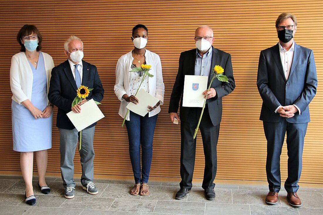 Justizminister Dirk Adams und die Vizepräsidentin des Landgerichts Erfurt, Frau Lossin-Weimer mit den geehrten ehrenamtlich Tätigen in der Justiz