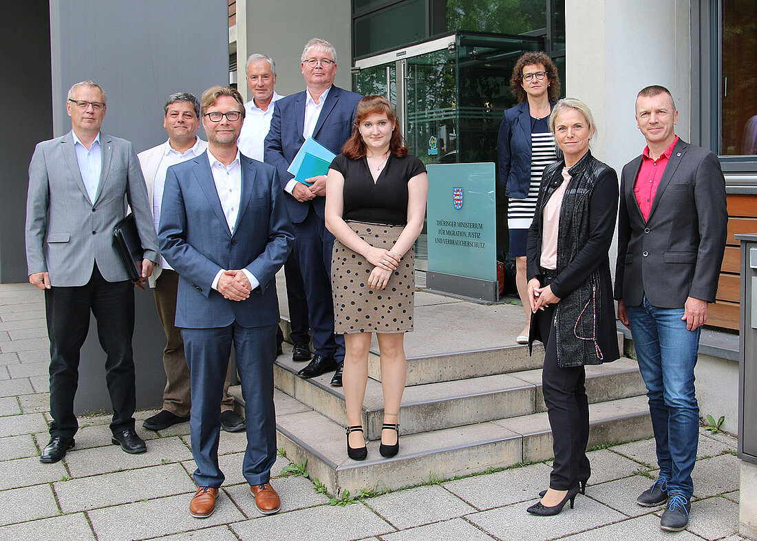 Die Landesleitung des tbb beamtenbund und tarifunion thüringen e. V. mit Justizinister Dirk Adams vor dem Ministeriumdem