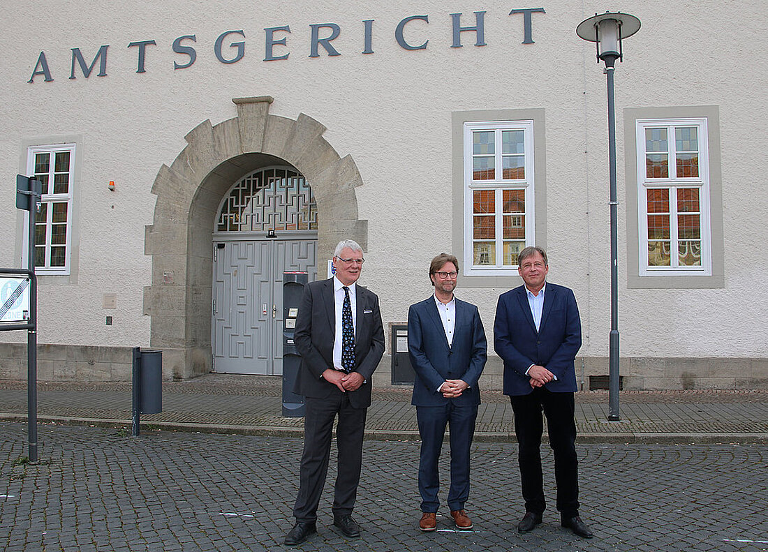 Der Präsident des Landgerichts, Henning Horstmeier, Justizminister Dirk Adams und der Dirketor Ralf Wilms vor dem Amtsgericht Mühlhausen.