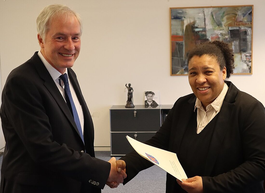 Justizministerin Doreen Denstädt übergibt Thomas Schneider die Ernennungsurkunde zum Präsidenten des Thüringer Oberlandesgerichts