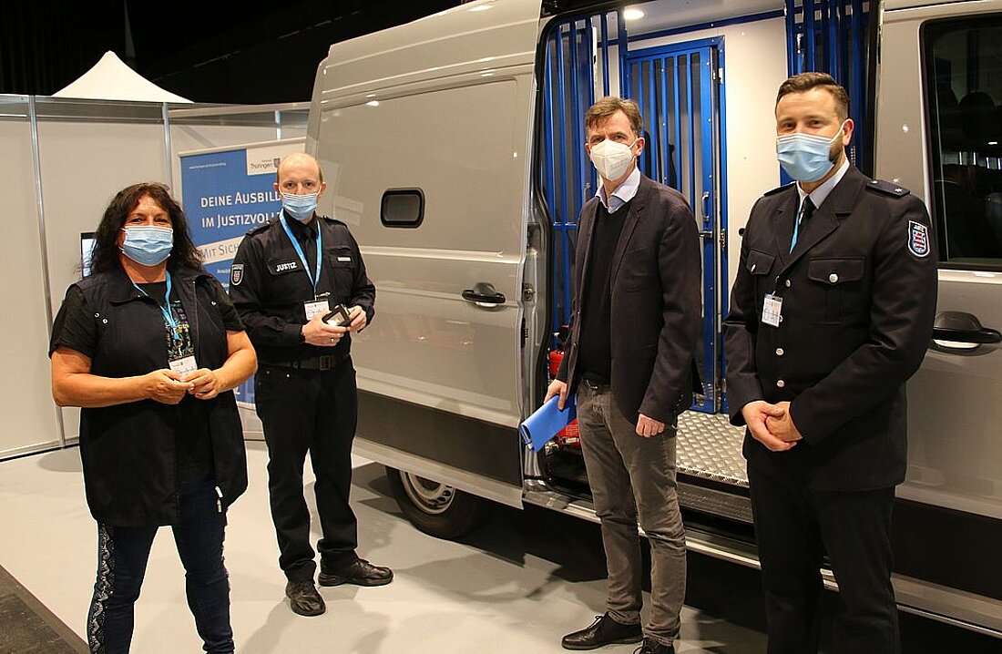 Staatssekretär Sebastian von Ammon (2. von rechts) besuchte heute das Öffentlichkeitsarbeits-Team des Thüringer Justizvollzuges auf der Messe Erfurt.