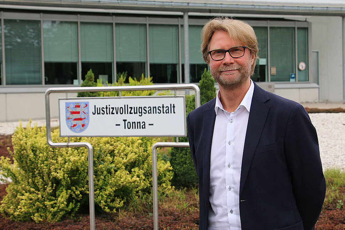 Justizminister Dirk Adams vor der Justizvollzugsanstalt Tonna