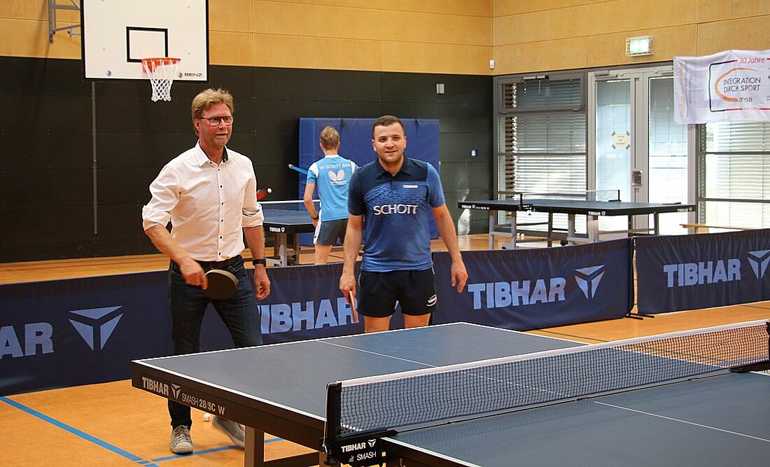 Migrationsminister Dirk Adams beim Tischtennisspielen während des Besuchs beim SV Schott Jena - Abteilung Tischtennis.