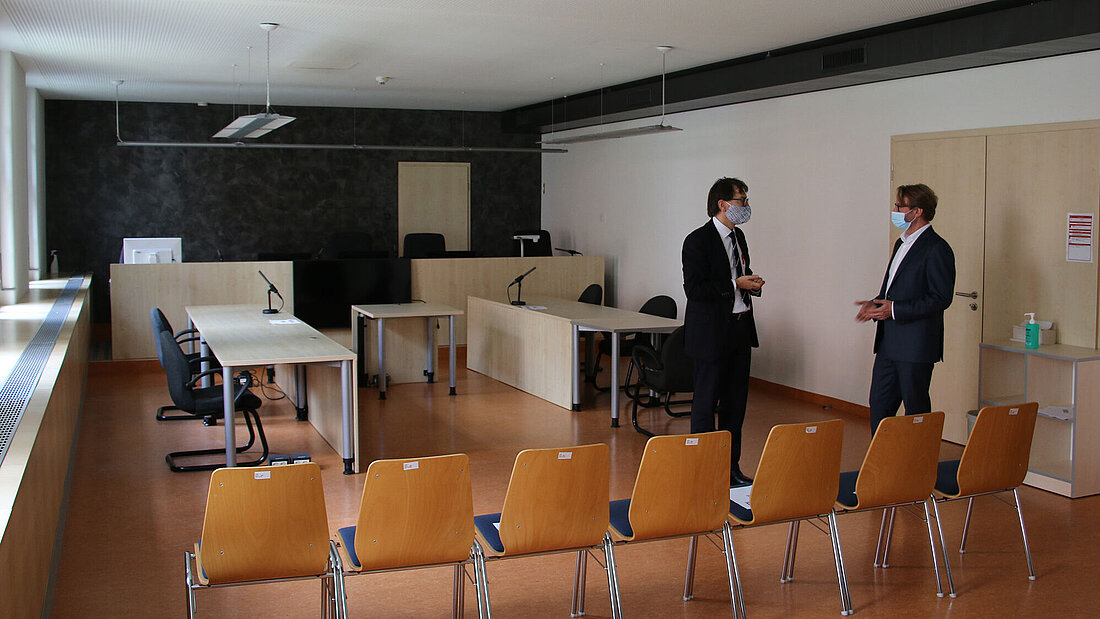 Der Präsident des Thüringer Oberverwaltungsgerichts Dr. Klaus Hinkel zeigt Justizminister Dirk Adams den Verhandlungssaal des Thüringer Oberverwaltunsgerichts in Weimar.