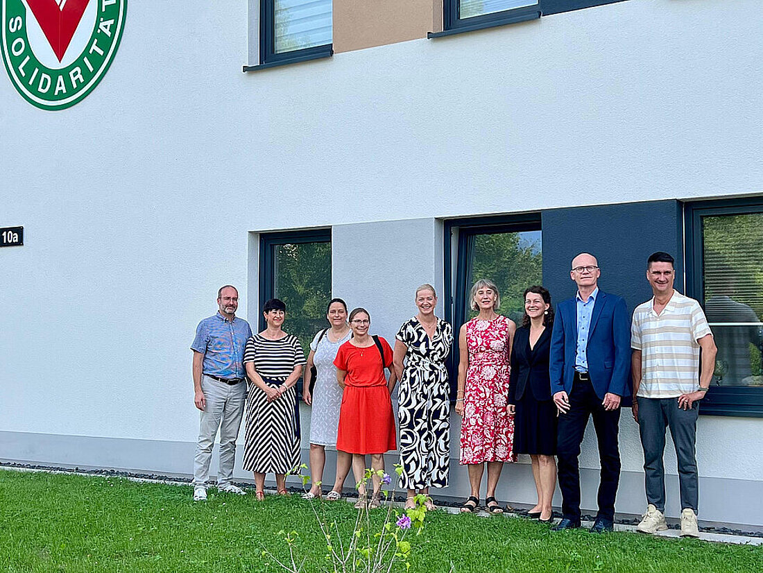 Ministerin Beate Meißner mit Vertretern des Trägers der Volkssolidarität Südthüringen e.V., Vertretern des Paritätischen Wohlfahrtsverbandes Thüringen und den Leiterinnen der beiden Beratungsstellen