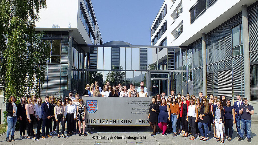Auszubildende des Ausbildungsjahrgangs 2019 vor dem Haupteingang des Justizzentrums Jena