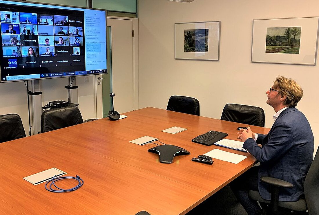 Verbraucherschutzminister Dirk Adams beim digitalen Fachtag zum Teilsubventionierungsprojekt der Mittagsmahlzeiten in Thüringer Schulen.