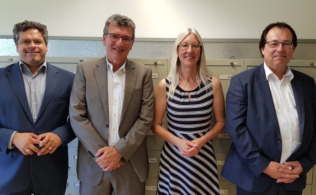 Minister Lauinger mit drei weiteren Personen beim Besuch der Zentralstelle für NS-Verbrechen