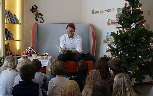 Minister Dirk Adams liest Kindern des AWO-Kindergartens in Erfurt-Schwerborn aus dem Buch "Riesling und Zwerglinde" vor.