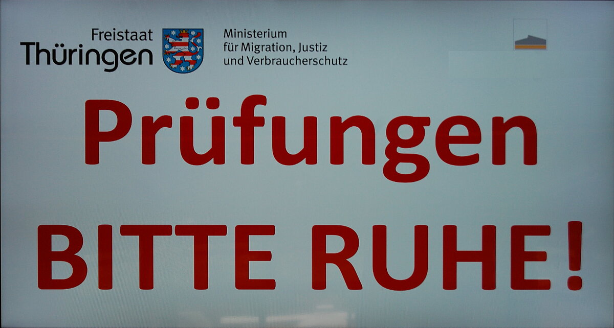 Display am Eingang des Prüfungsraumes mit der Aufschrift Prüfungen - Bitte Ruhe