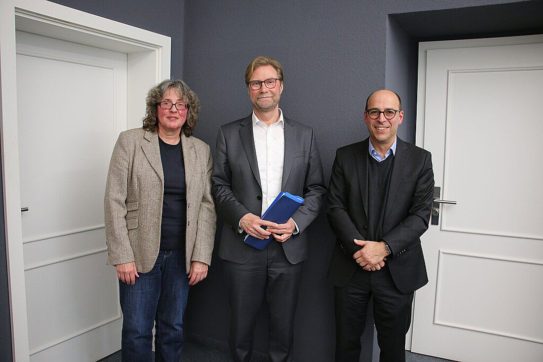 Die Amtsgerichtsdirektorin Ruth Henn, Justizminister Dirk Adams und der Landgerichtspräsident Dr. Götz Herrmann im Amtsgericht Gera.