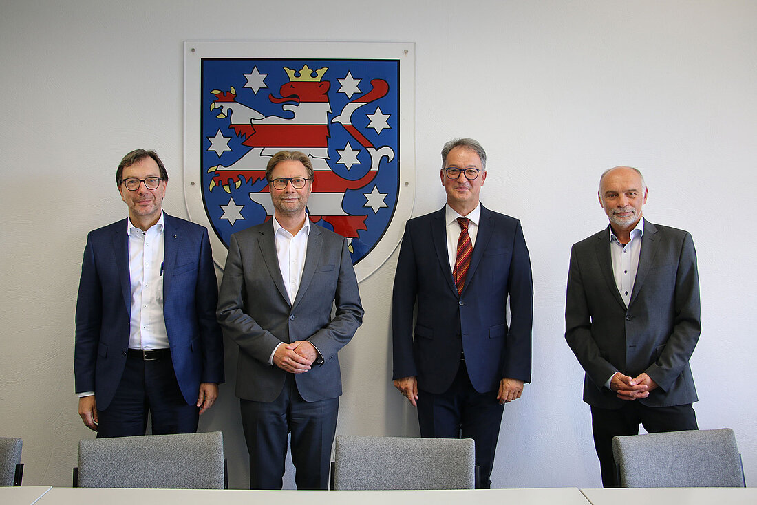 Von links: Der Präsident des Thüringer Oberverwaltungsgerichts Dr. Hinkel, Justizminister Adams, der Präsident des Verwaltungsgerichts Meiningen Dr. Schneider sowie der Vizepräsident Becker stehen hinter n links: PräsOVG Dr. Hinkel, Minister Adams, PräsVG Dr. Schneider, VizePräsVG Herr Becker stehen hinter der Richterbank im Sitzungssaal.