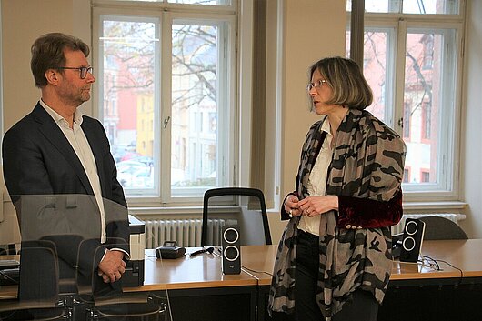 Justizminister Dirk Adams und Stefanie Klostermann im Gespräch während der Besichtigung des Sitzungssaales im Amtsgericht Altenburg.