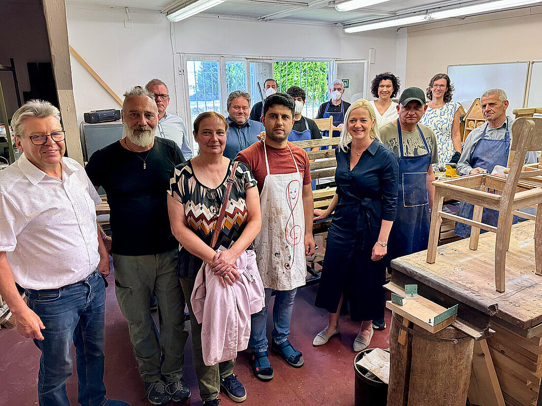 Ministerin Beate Meißner und die Beauftragte Dorothea Storch informieren sich in der Begegnungsstätte Cabrine in Meiningen über die Integrationsförderung vor Ort.