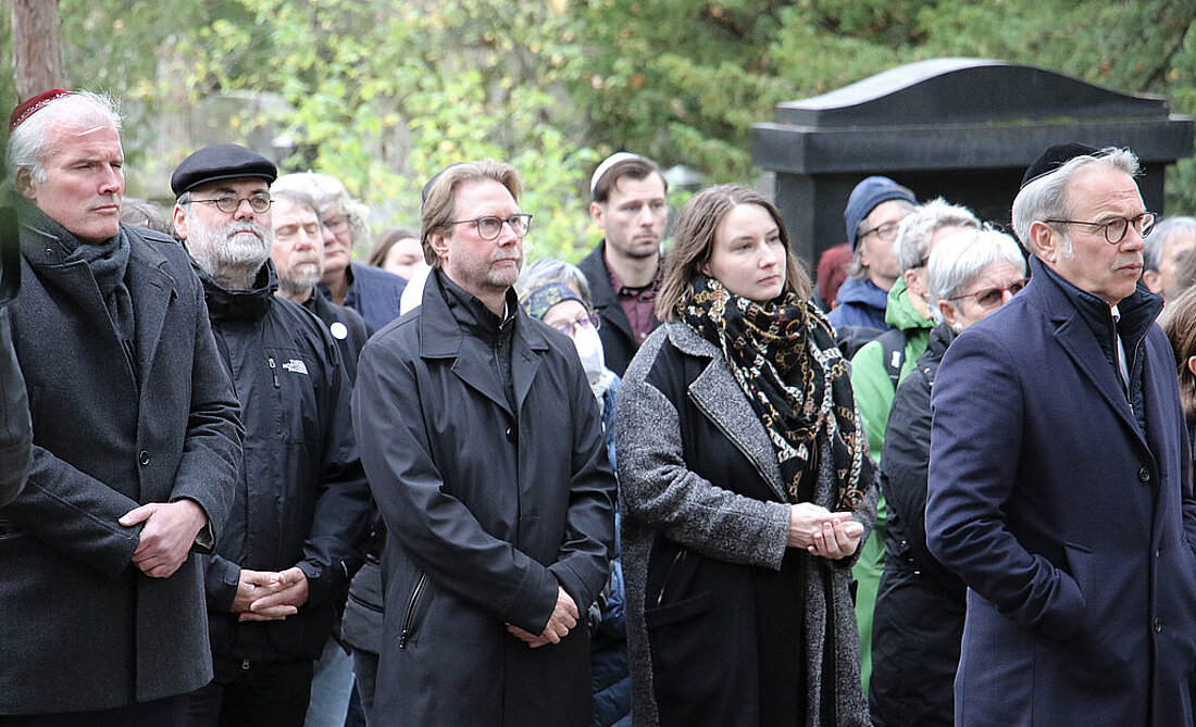 Minister Dirk Adams und weitere Mitglieder der Landesregierung und der Landtagsfraktionen beim Gedenken auf dem jüdischen Friedhof in Erfurt.