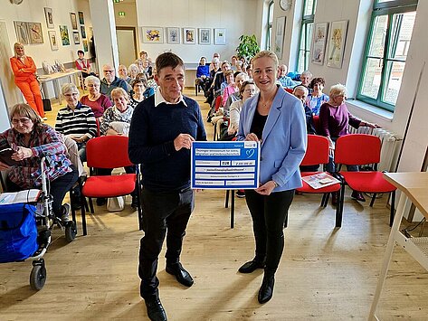 Verbraucherschutzministerin Beate Meißner überreicht Ralph Walther von der Verbraucherzentrale Thüringen einen Fördermittelbescheid.