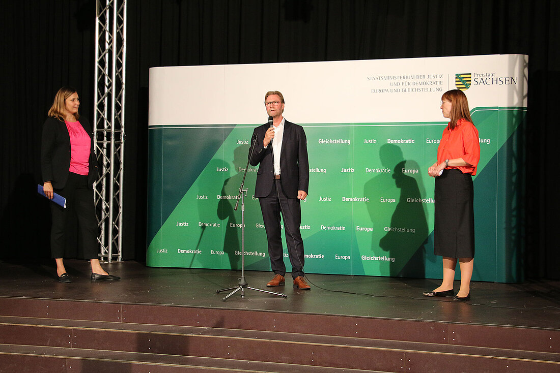 Dialogveranstaltung JVA Zwickau Justizminister Dirk Adams und seine sächsische Amtskollegin Katja Meier stehen auf einer Bühne und informieren die Bürger über den Baufortschrift der gemeinsamen Justizvollzugsanstalt.