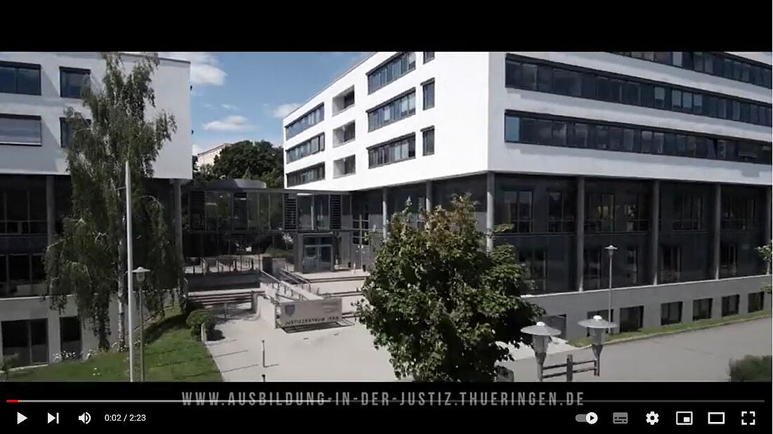 Ausschnitt aus dem Video "RechtSpannend - Ausbildung und duales Studium in der Thüringer Justiz" mit einer Ansicht vom Justizzentrum Jena