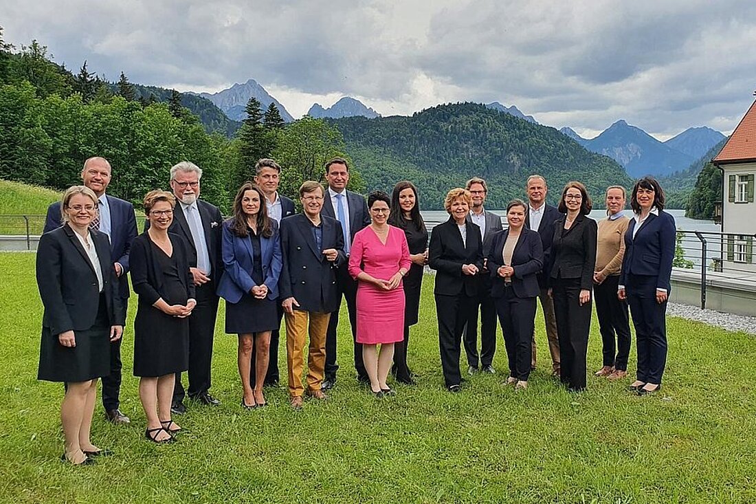 Gruppenfoto der Justizministerinnen und -minister vor der Bergkulisse im Allgäu.