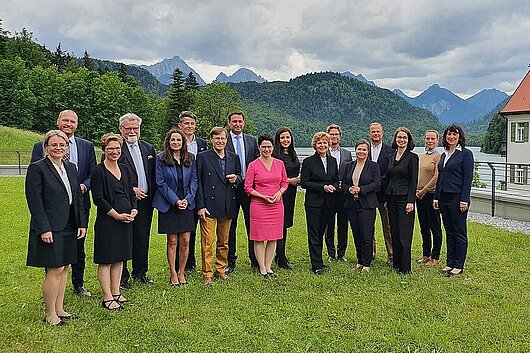 Gruppenfoto der Justizministerinnen und -minister vor der Bergkulisse im Allgäu.