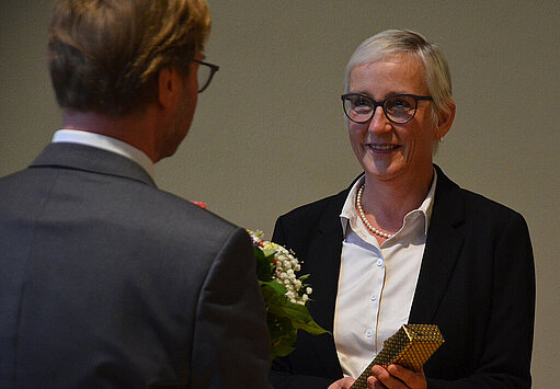 Justizminister Dirk Adams gratuliert der Thüringer Generalstaatsanwältin Marlies Lindner zur Amtseinführung.