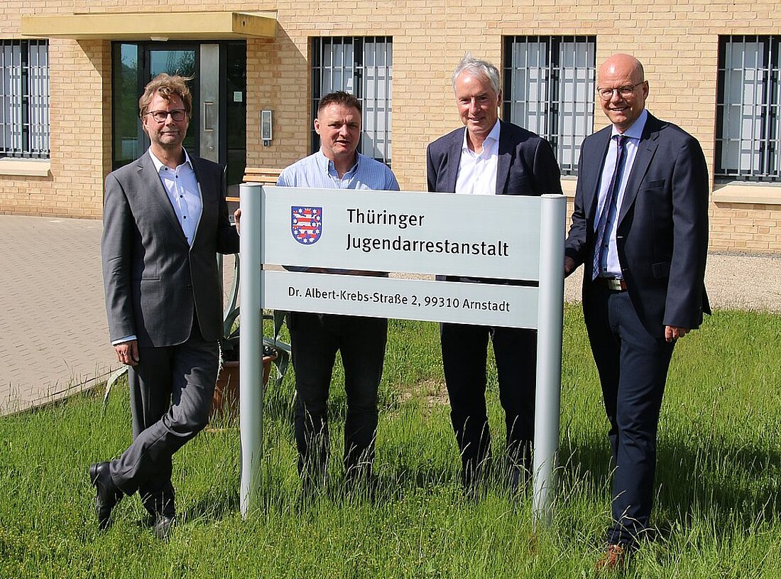 Justizminister Dirk Adams, ADL Herr Jägeler, Abteilungsleiter Thomas Schneider und Vollzugsleiter Jörg Pippert (von links) vor der Jugendarrestanstalt Arnstadt.