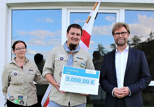 Justizminister Dirk Adams bei der Übergabe des Lottomittelbescheides an die Pfadfinder in Heiligenstadt.
