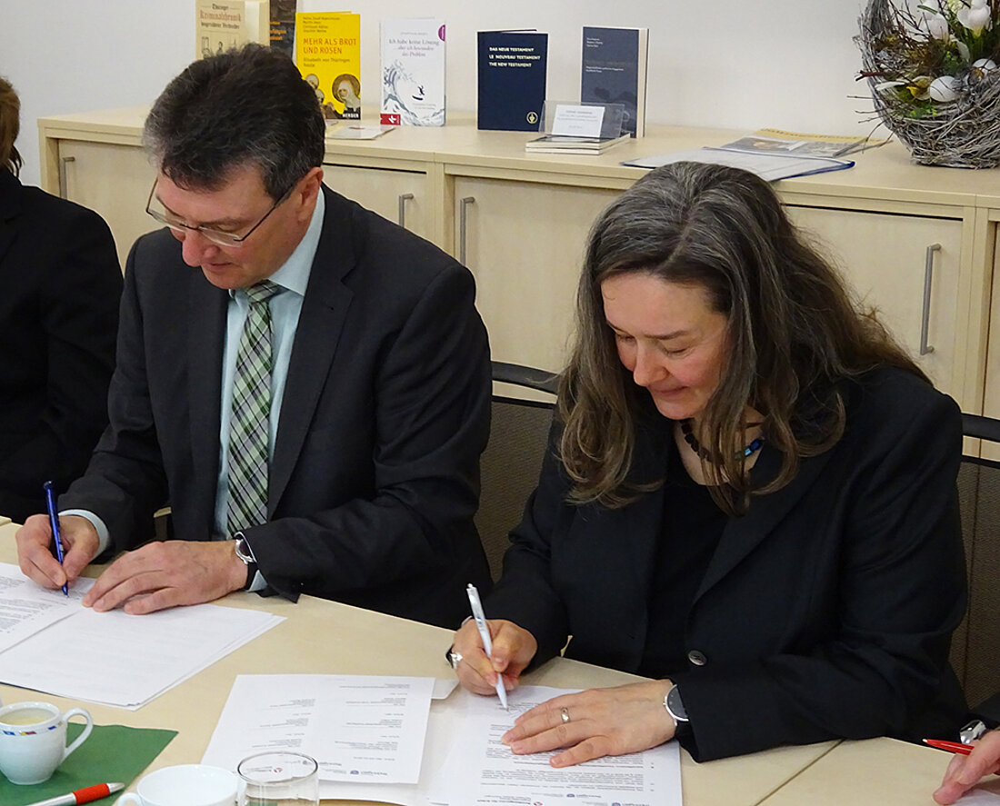 Justizminister Dieter Lauinger und Arbeitsministerin Heike Werner unterzeichnen die Kooperationsvereinbarung