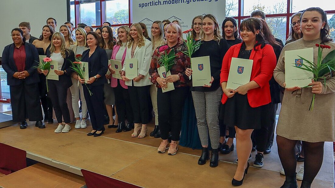Justizministerin Doreen Denstädt mit den erfolgreichen Anwärterinnen und Anwärtern für den mitteleren allgemeinen Vollzugsdienst bei der Zeutnisübergabe in Bad Blankenburg.