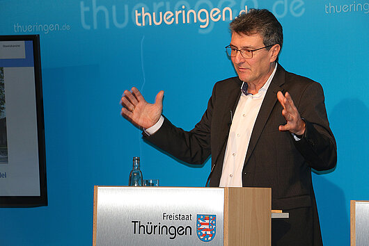 Justizminister Dieter Lauinger bei der Regierungsmedienkonferenz